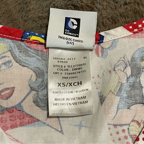 Wonder Woman XS scrub‎ top - Picture 4 of 8
